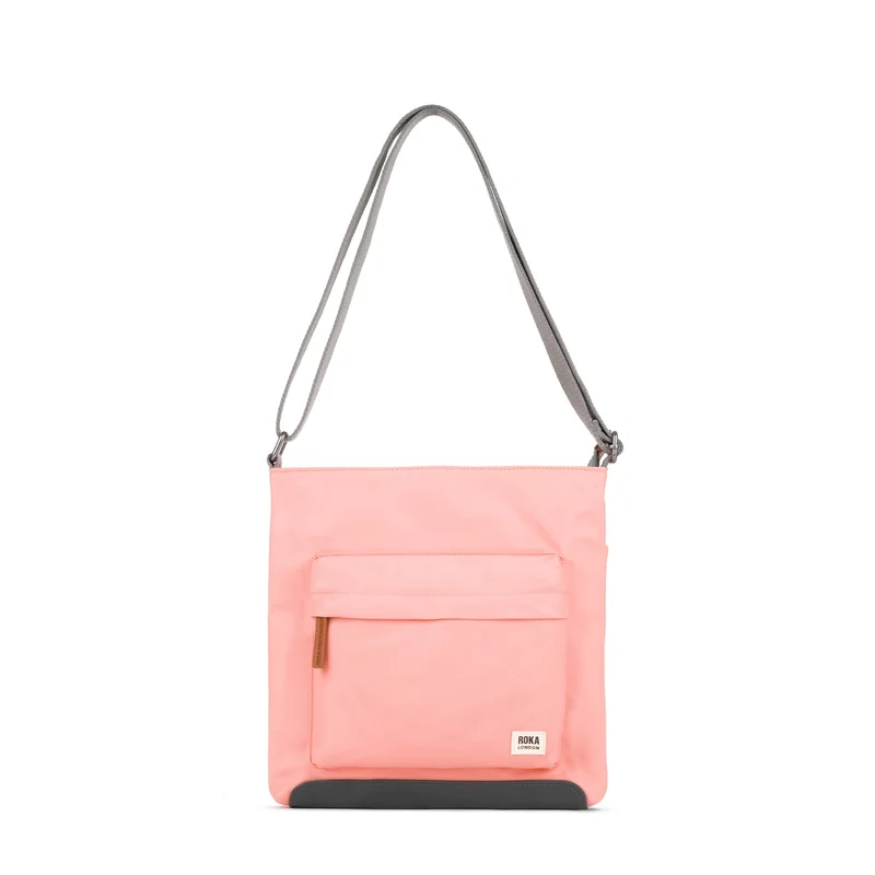 ROKA Kennington B Mittlere Tasche aus recyceltem Nylon - Loch