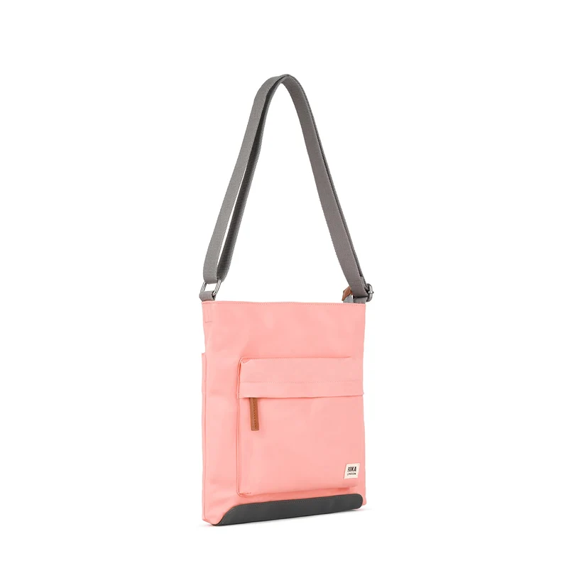 ROKA Kennington B Mittlere Tasche aus recyceltem Nylon - Loch