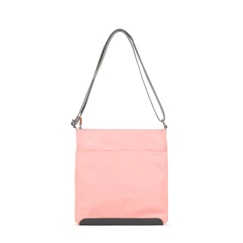 ROKA Kennington B Mittlere Tasche aus recyceltem Nylon - Loch