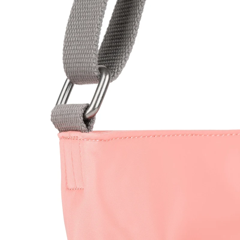 ROKA Kennington B Mittlere Tasche aus recyceltem Nylon - Loch