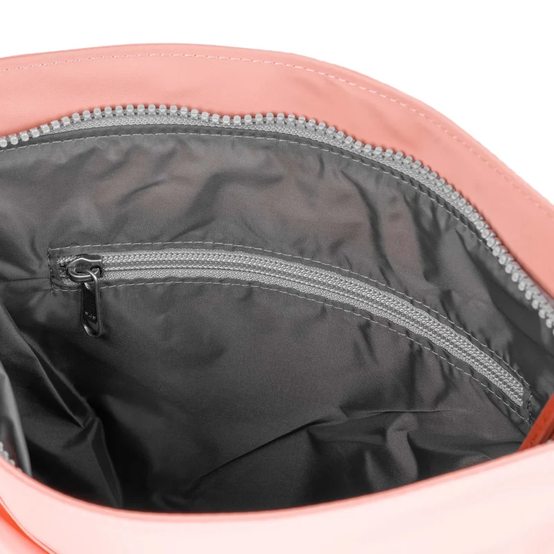 ROKA Kennington B Mittlere Tasche aus recyceltem Nylon - Loch
