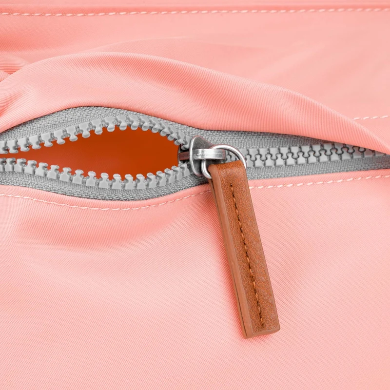 ROKA Kennington B Mittlere Tasche aus recyceltem Nylon - Loch
