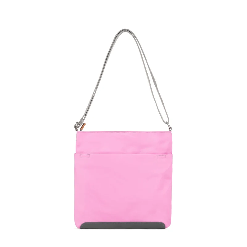 ROKA Kennington B Mittelgroße Tasche aus recyceltem Nylon – Orchidee