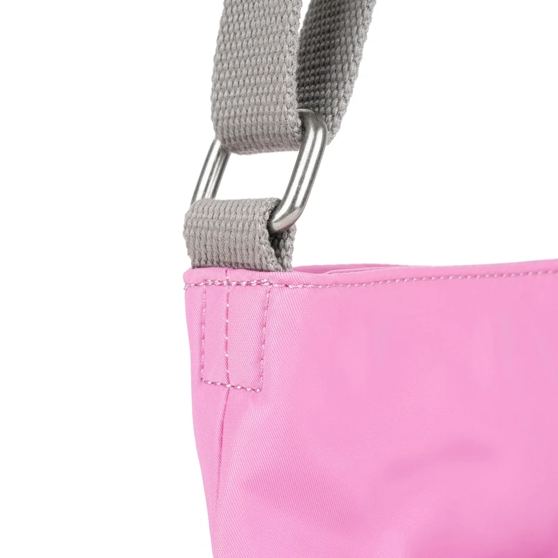 ROKA Kennington B Mittelgroße Tasche aus recyceltem Nylon – Orchidee
