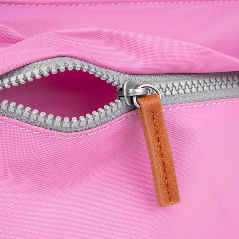 ROKA Kennington B Mittelgroße Tasche aus recyceltem Nylon – Orchidee