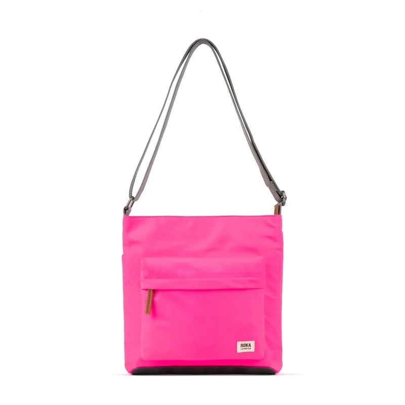 ROKA Kennington Mittlere Tasche aus recyceltem Nylon – Neonpink