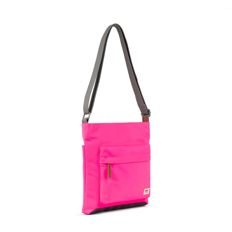 ROKA Kennington Mittlere Tasche aus recyceltem Nylon – Neonpink