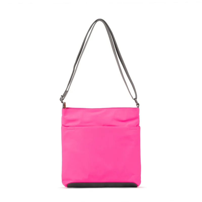 ROKA Kennington Mittlere Tasche aus recyceltem Nylon – Neonpink