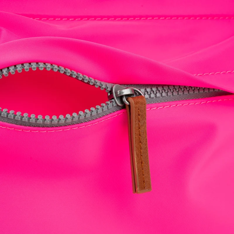 ROKA Kennington Mittlere Tasche aus recyceltem Nylon – Neonpink
