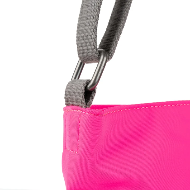 ROKA Kennington Mittlere Tasche aus recyceltem Nylon – Neonpink