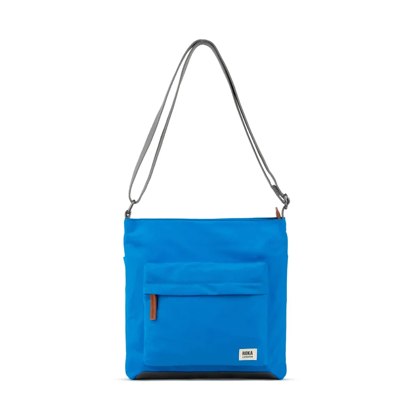 ROKA Kennington B Mittelgroße Tasche aus recyceltem Nylon – Neonblau