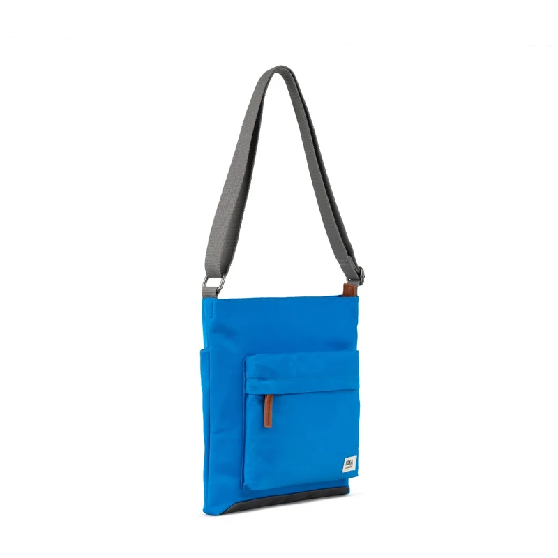 ROKA Kennington B Mittelgroße Tasche aus recyceltem Nylon – Neonblau