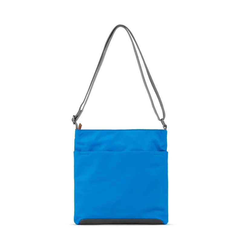 ROKA Kennington B Mittelgroße Tasche aus recyceltem Nylon – Neonblau