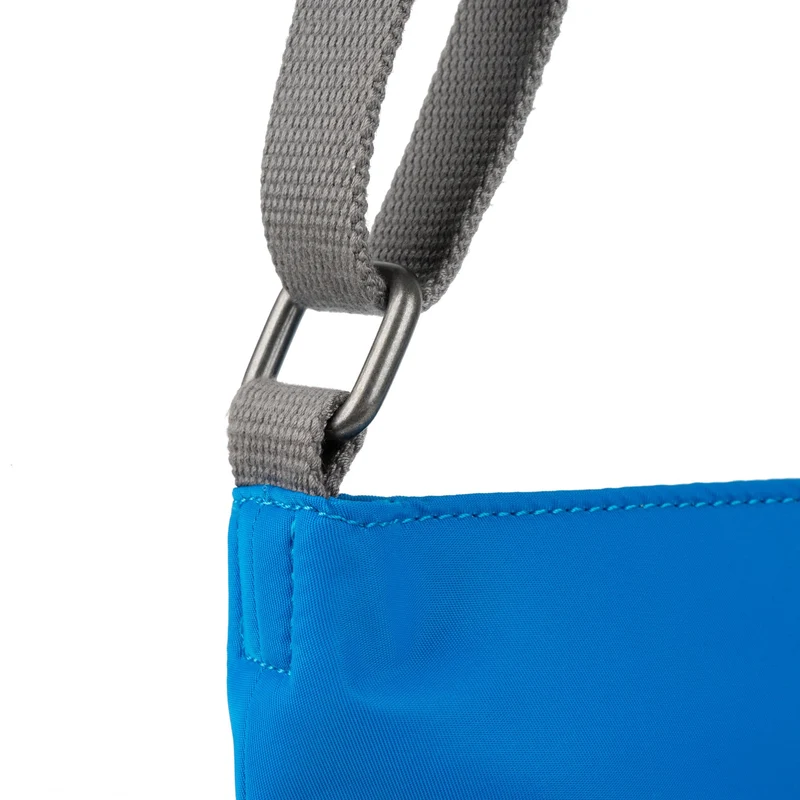 ROKA Kennington B Mittelgroße Tasche aus recyceltem Nylon – Neonblau