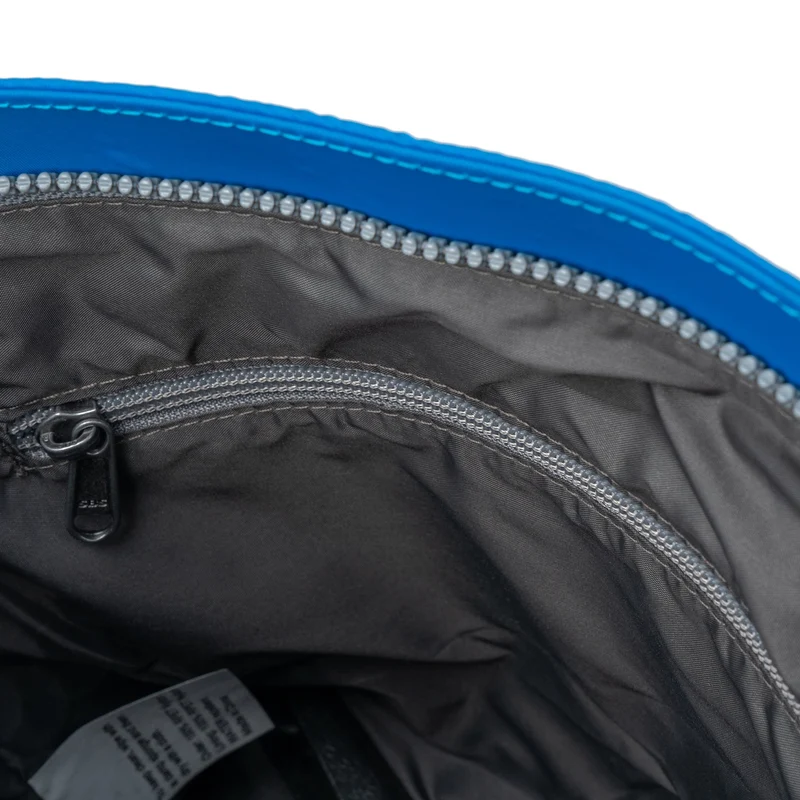 ROKA Kennington B Mittelgroße Tasche aus recyceltem Nylon – Neonblau