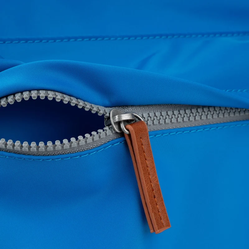 ROKA Kennington B Mittelgroße Tasche aus recyceltem Nylon – Neonblau