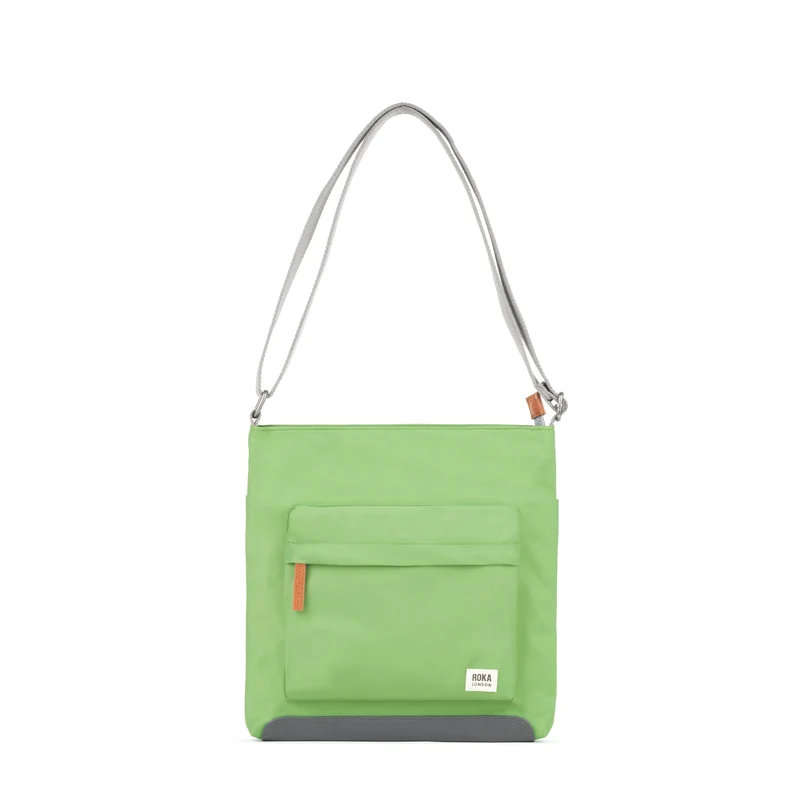 ROKA Kennington B Mittelgroße Tasche aus recyceltem Nylon - Kiwi