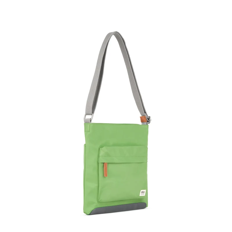 ROKA Kennington B Mittelgroße Tasche aus recyceltem Nylon - Kiwi