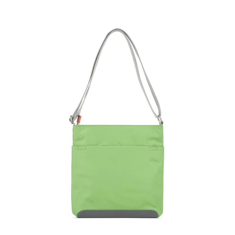 ROKA Kennington B Mittelgroße Tasche aus recyceltem Nylon - Kiwi