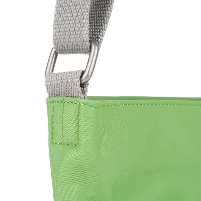 ROKA Kennington B Mittelgroße Tasche aus recyceltem Nylon - Kiwi