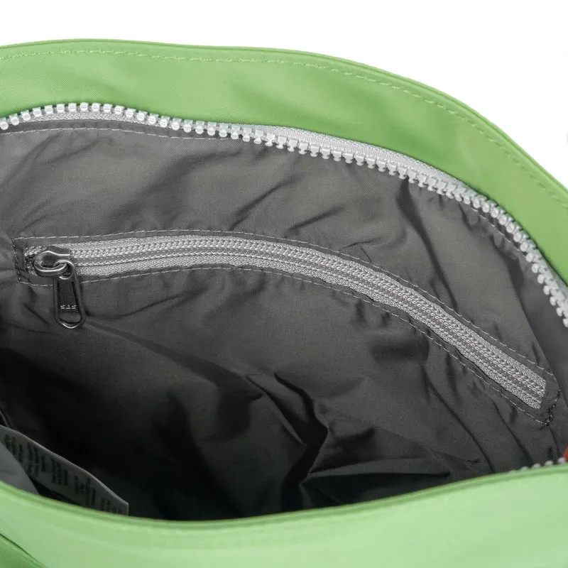 ROKA Kennington B Mittelgroße Tasche aus recyceltem Nylon - Kiwi