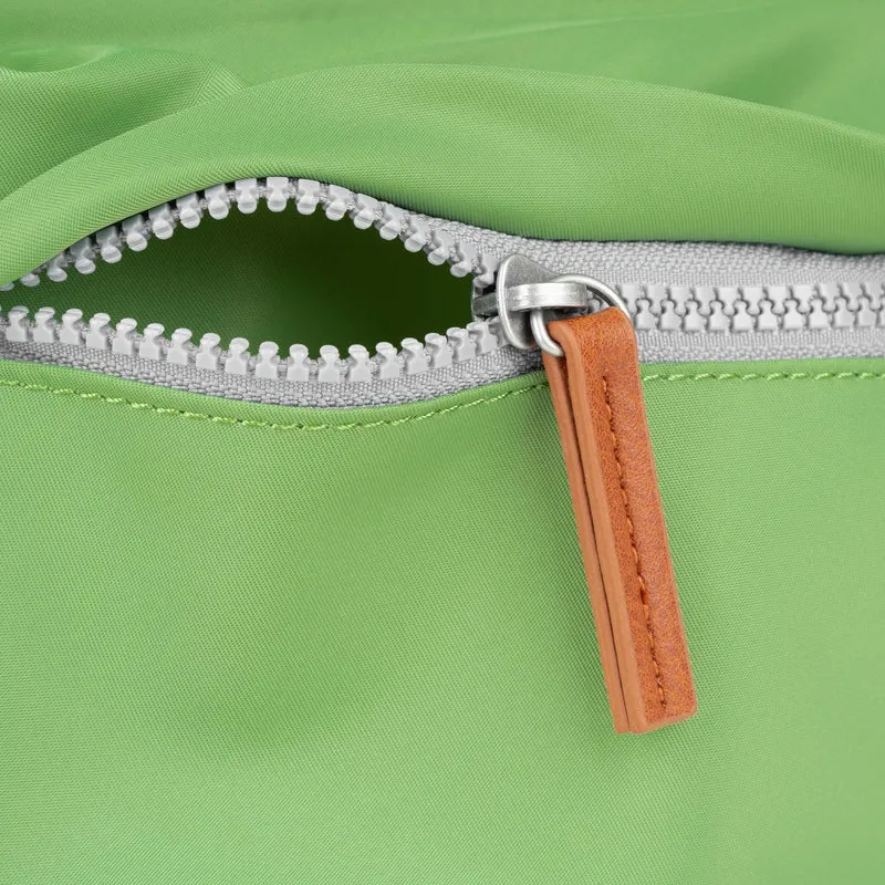 ROKA Kennington B Mittelgroße Tasche aus recyceltem Nylon - Kiwi