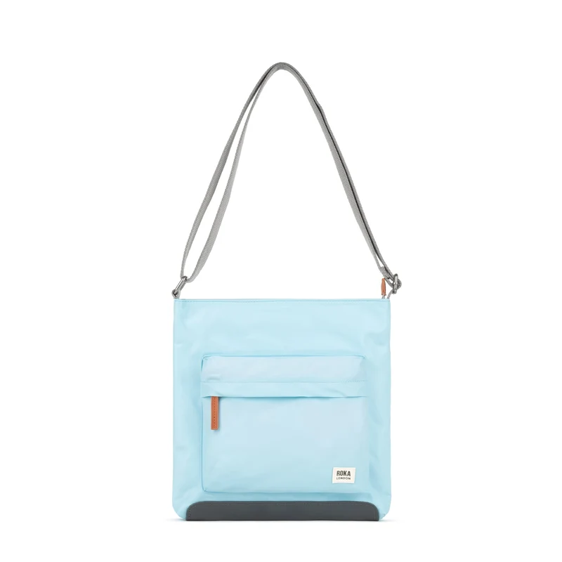 ROKA Kennington B Mittelgroße Tasche aus recyceltem Nylon - Canal
