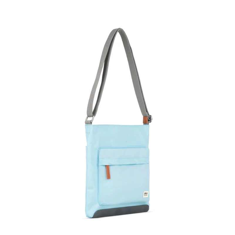 ROKA Kennington B Mittelgroße Tasche aus recyceltem Nylon - Canal