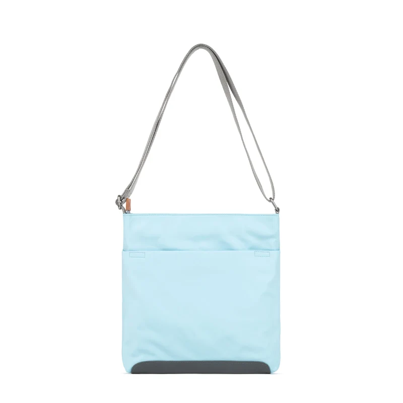 ROKA Kennington B Mittelgroße Tasche aus recyceltem Nylon - Canal
