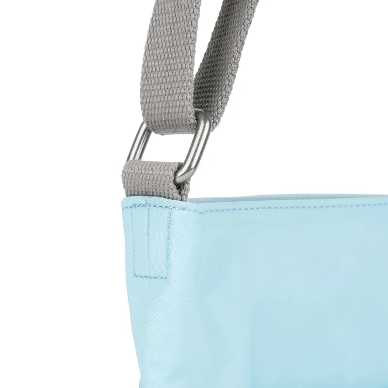 ROKA Kennington B Mittelgroße Tasche aus recyceltem Nylon - Canal