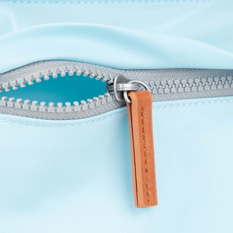ROKA Kennington B Mittelgroße Tasche aus recyceltem Nylon - Canal