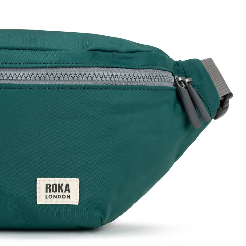 ROKA Mittelgroße Tasche „Jubilee“ aus recyceltem Nylon - Blaugrün