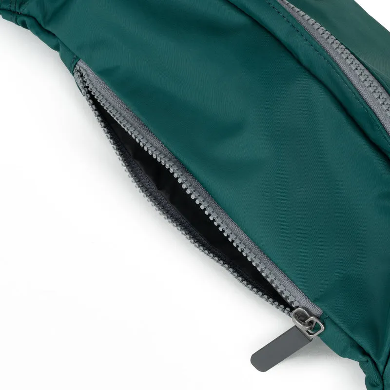 ROKA Mittelgroße Tasche „Jubilee“ aus recyceltem Nylon - Blaugrün