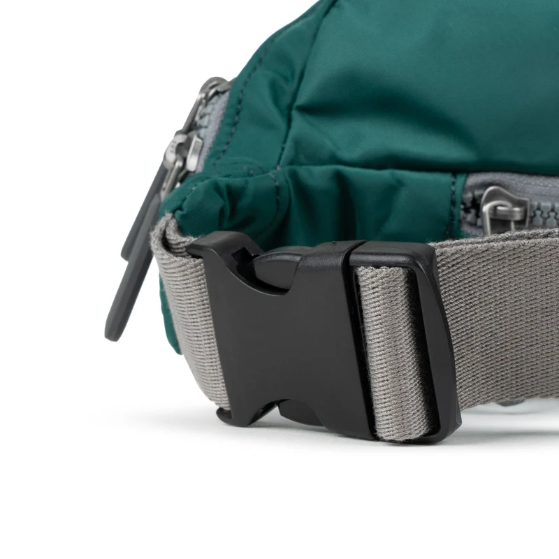 ROKA Mittelgroße Tasche „Jubilee“ aus recyceltem Nylon - Blaugrün