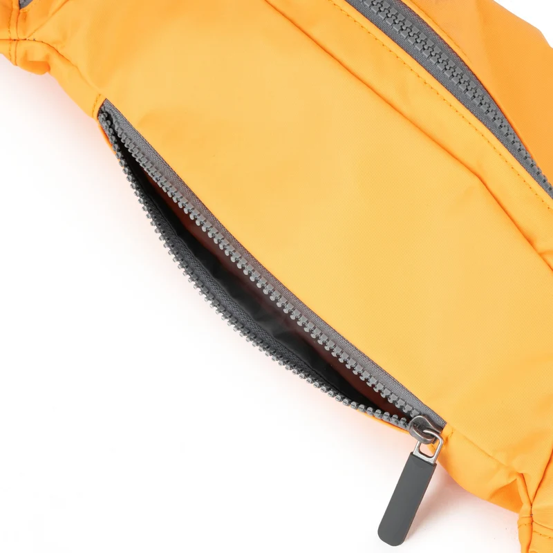 ROKA Mittelgroße Jubilee-Tasche aus recyceltem Nylon - Sorbet