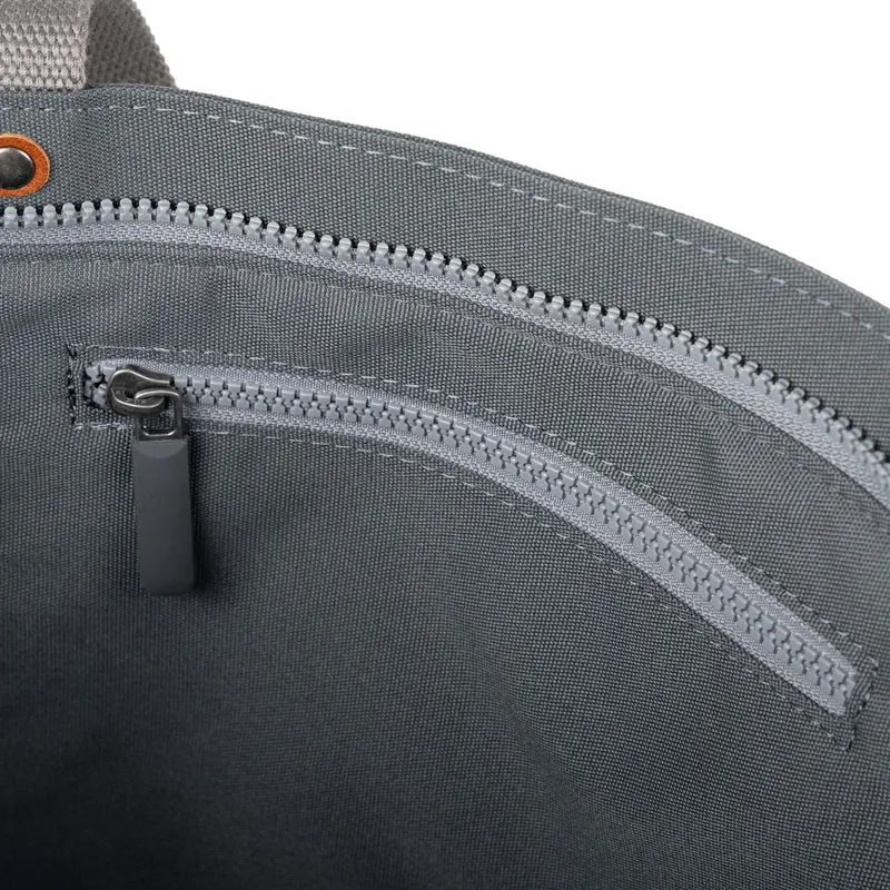 ROKA Trafalgar B Tasche aus recyceltem Canvas - Rauch