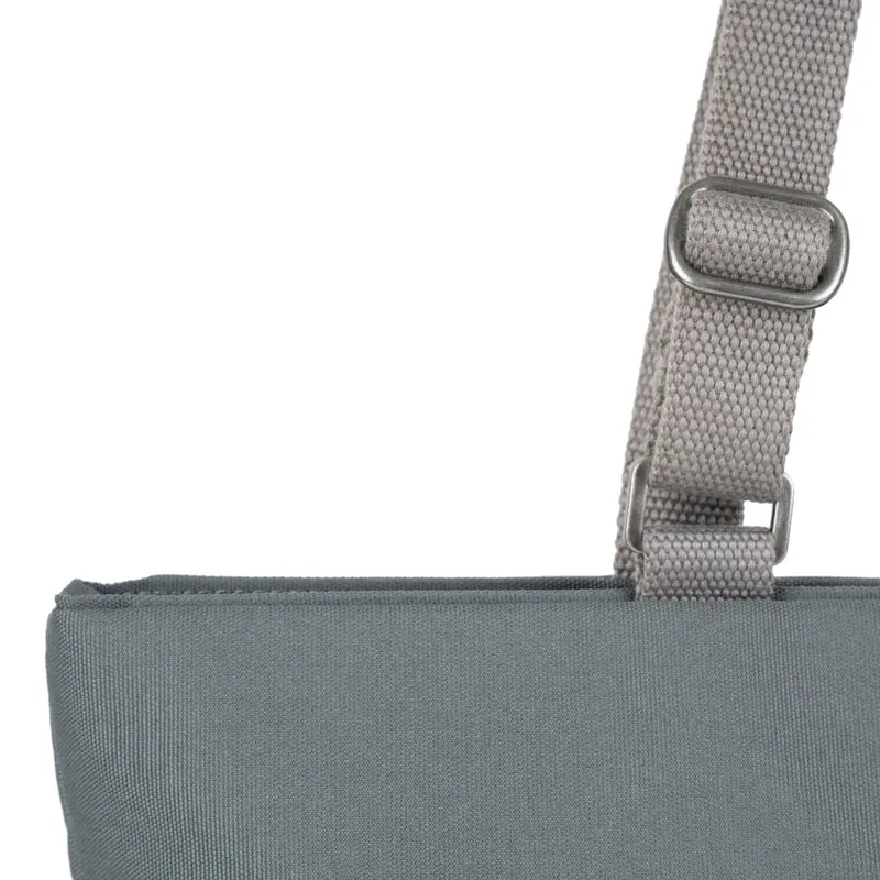 ROKA Trafalgar B Tasche aus recyceltem Canvas - Rauch