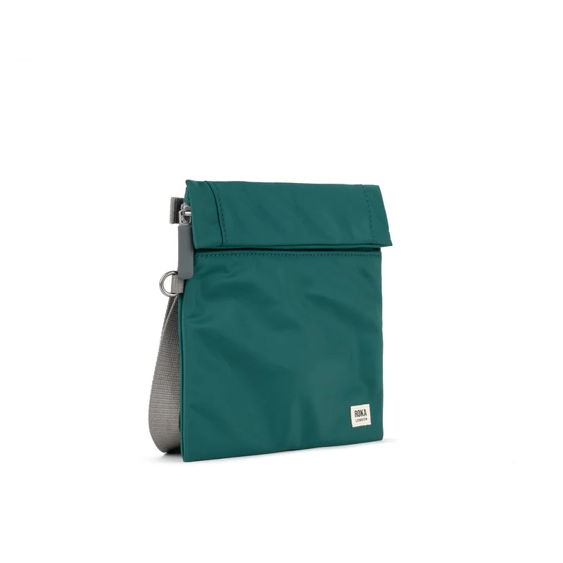 ROKA Kleine Tasche Stratford aus recyceltem Nylon - Blaugrün
