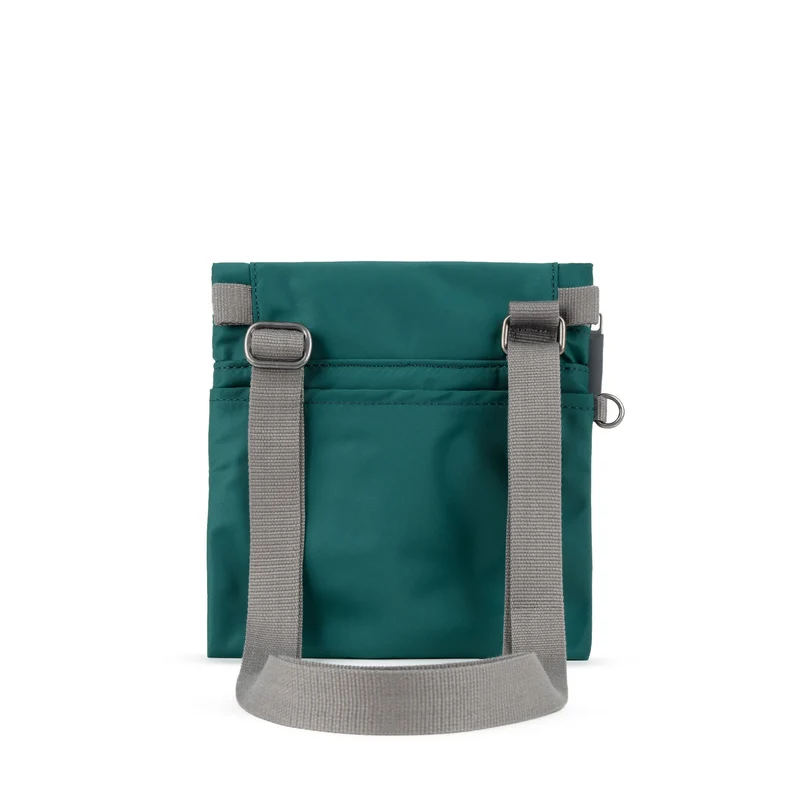 ROKA Kleine Tasche Stratford aus recyceltem Nylon - Blaugrün