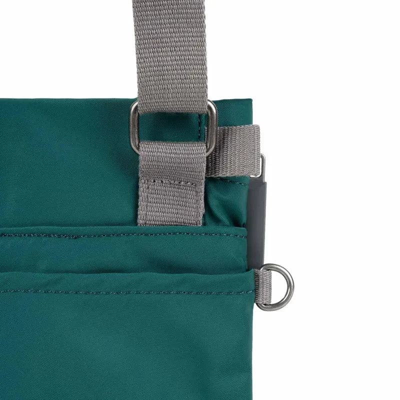 ROKA Kleine Tasche Stratford aus recyceltem Nylon - Blaugrün