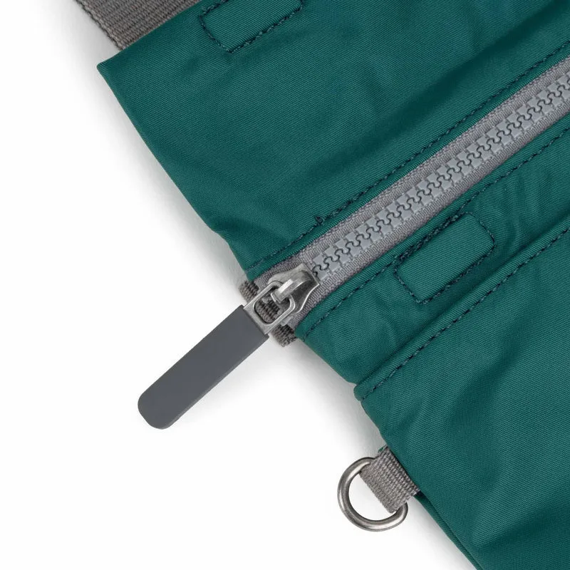 ROKA Kleine Tasche Stratford aus recyceltem Nylon - Blaugrün