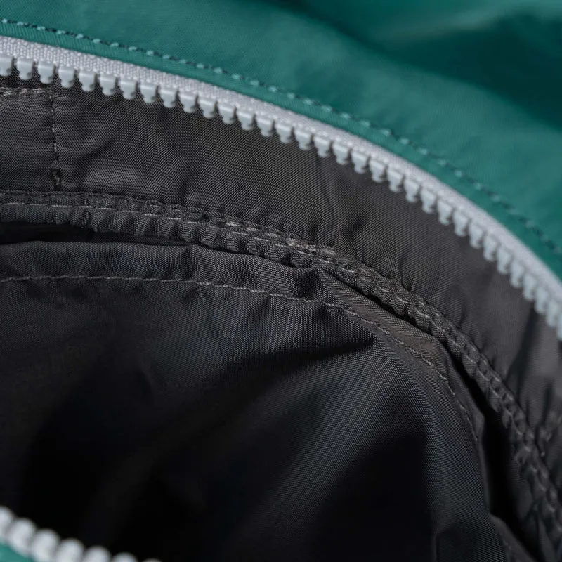 ROKA Kleine Tasche Stratford aus recyceltem Nylon - Blaugrün