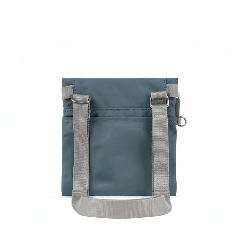 ROKA Kleine Tasche Stratford aus recyceltem Nylon - Rauchgrau
