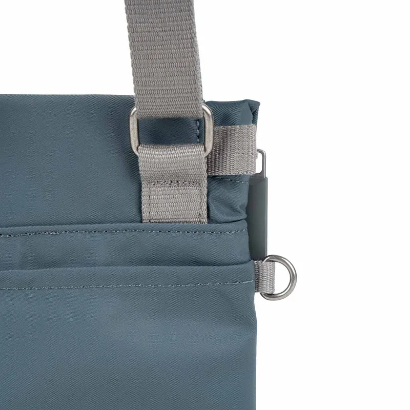 ROKA Kleine Tasche Stratford aus recyceltem Nylon - Rauchgrau