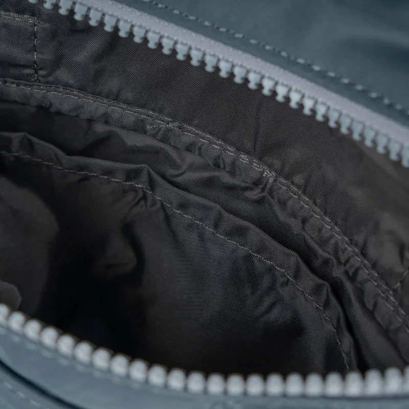 ROKA Kleine Tasche Stratford aus recyceltem Nylon - Rauchgrau