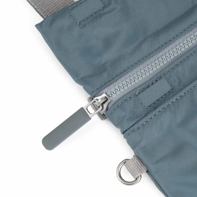 ROKA Kleine Tasche Stratford aus recyceltem Nylon - Rauchgrau
