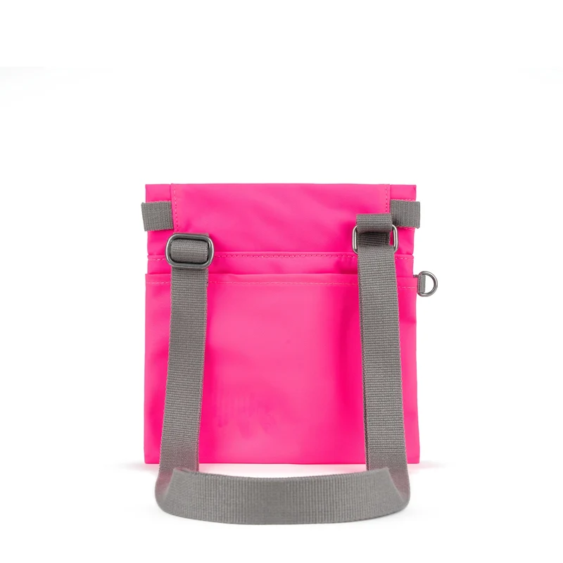 ROKA Kleine Tasche Stratford aus recyceltem Nylon - Neonpink