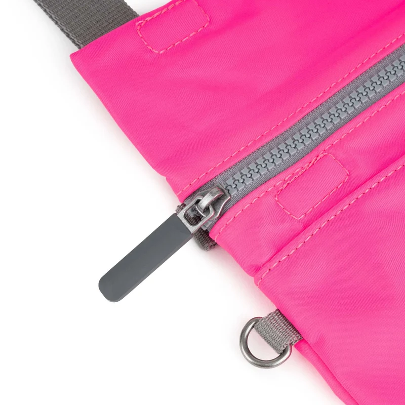 ROKA Kleine Tasche Stratford aus recyceltem Nylon - Neonpink