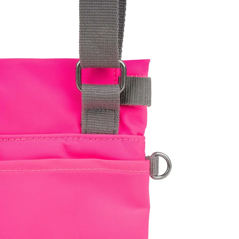 ROKA Kleine Tasche Stratford aus recyceltem Nylon - Neonpink