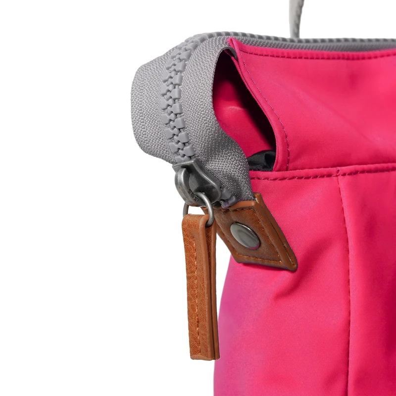 ROKA Bantry B Sparkling Cosmo Kleine Tasche aus recyceltem Nylon